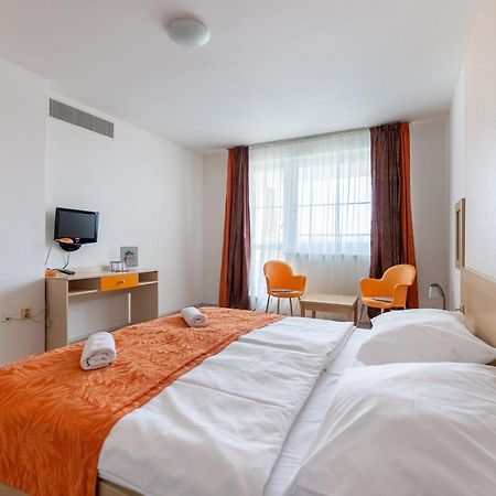 Hotel And Park Divoka Voda ブラチスラヴァ エクステリア 写真