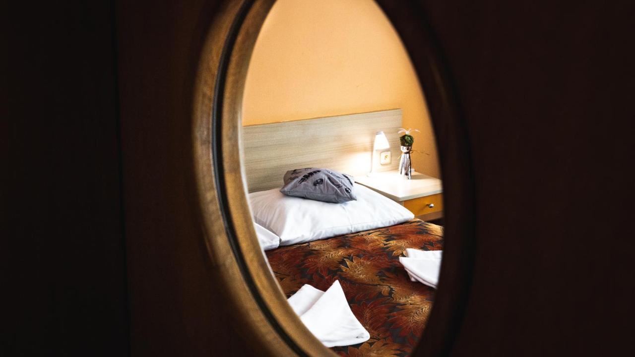 Hotel And Park Divoka Voda ブラチスラヴァ エクステリア 写真