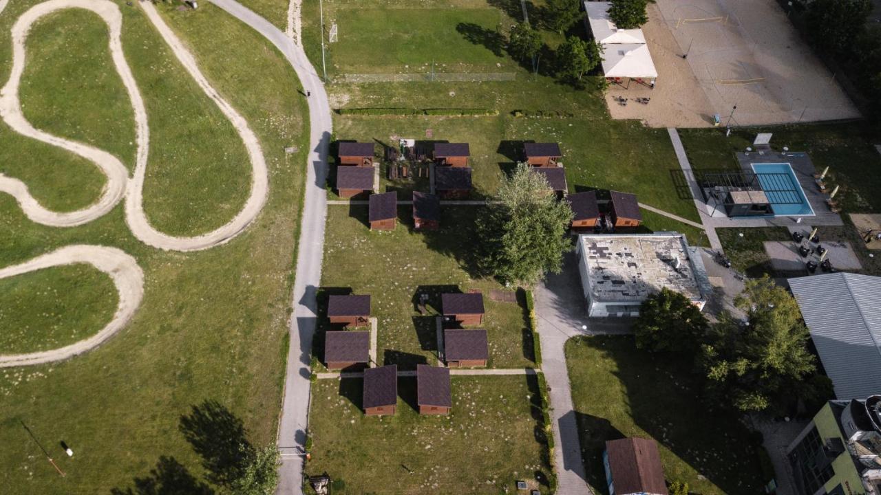 Hotel And Park Divoka Voda ブラチスラヴァ エクステリア 写真