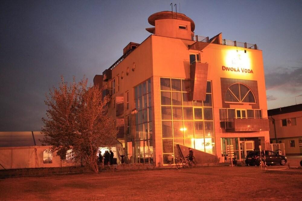 Hotel And Park Divoka Voda ブラチスラヴァ エクステリア 写真