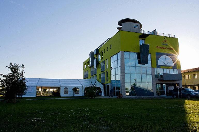 Hotel And Park Divoka Voda ブラチスラヴァ エクステリア 写真